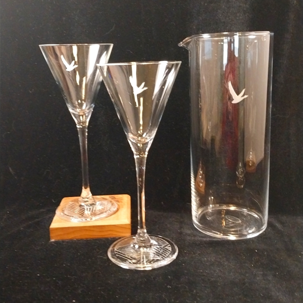 🤑🤑GREY GOOSE Vodka Etched Logo Pitcher and Pair of Martini Cocktail Glasses
